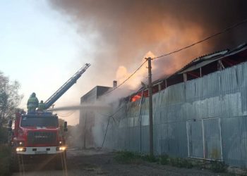 На Кубани тушат пожар площадью 2 тысячи квадратных метров