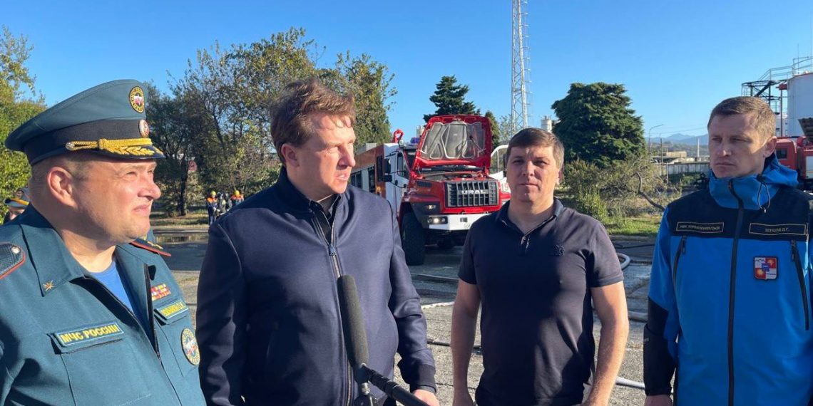 Копайгородский находится на месте пожара на складе ГСМ в Сочи