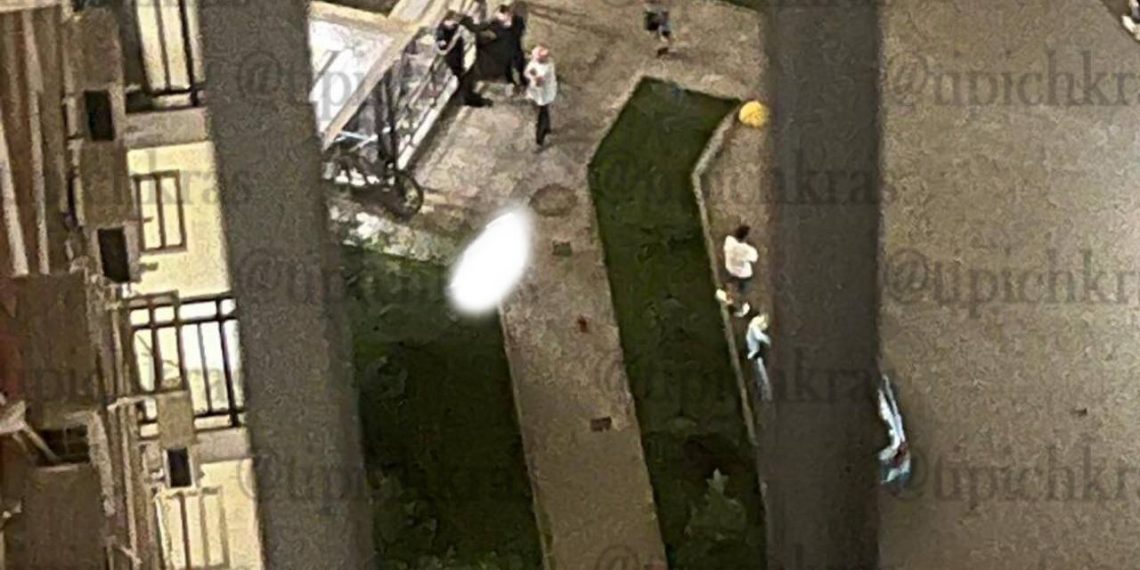 В Краснодаре из окна многоэтажки выпал 14-летний подросток