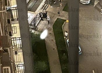 В Краснодаре из окна многоэтажки выпал 14-летний подросток