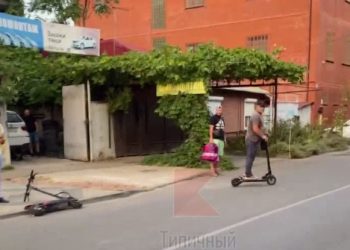 На Кубани самокатчик сбил доставщика, а потом напал на пострадавшего и девушку