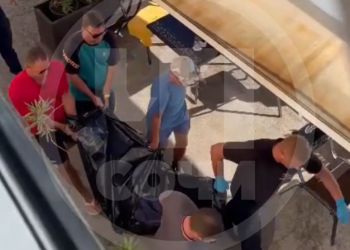 В Сочи большие волны Черного моря погубили отдыхающего, женщину удалось спасти