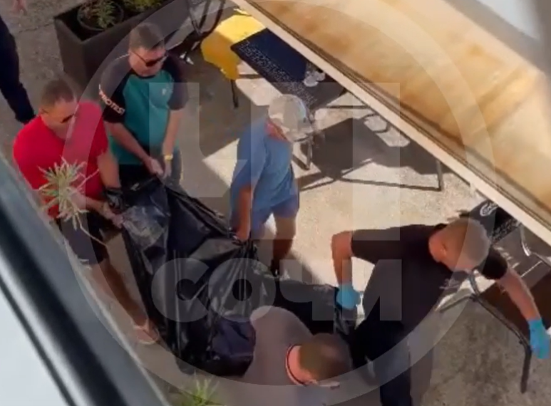 В Сочи большие волны Черного моря погубили отдыхающего, женщину удалось спасти