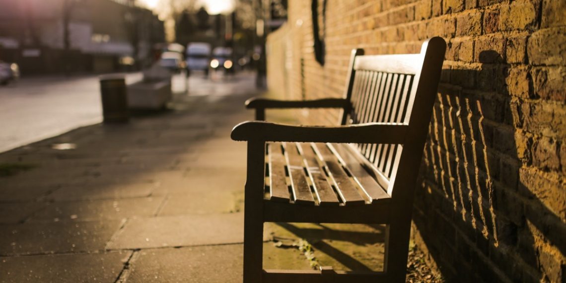 В Краснодаре мужчина мастурбировал на лавочке