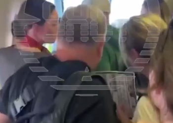 В аэропорту Сочи из-за технической причины 250 человек держали в самолете