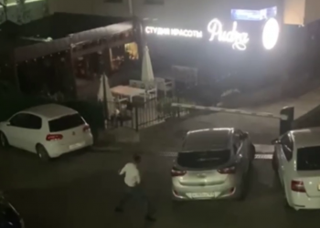 Житель Сочи во дворе многоэтажки устроил загадочный бой с тенью