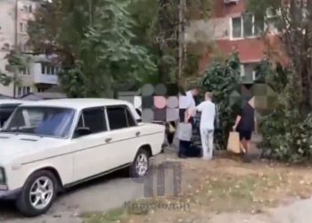 В Краснодаре мужчина ударил канистрой привязанного к бамперу пса