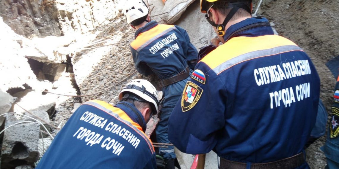 В Сочи опорная стена рухнула на трех рабочих