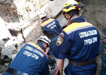 В Сочи опорная стена рухнула на трех рабочих