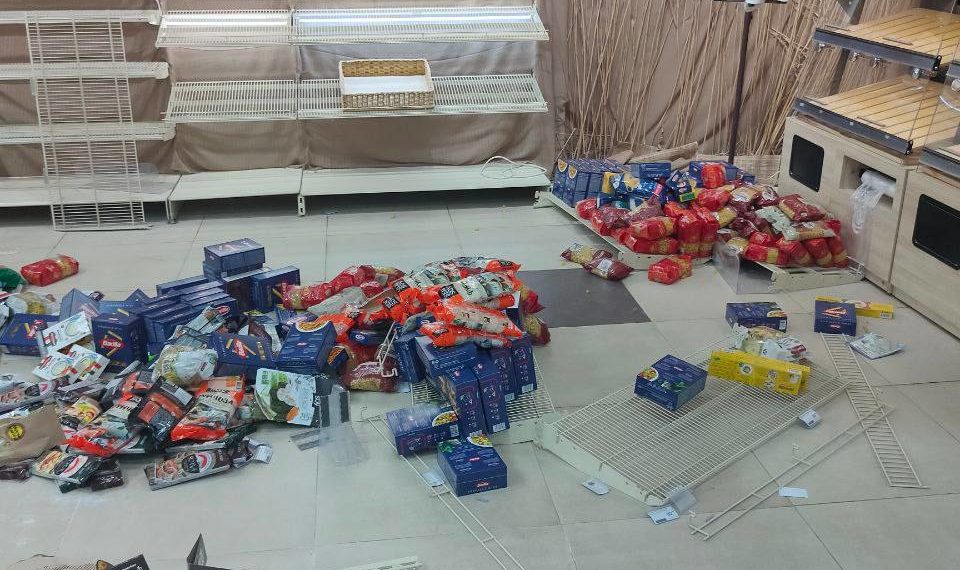 “Откуда в колбасе чума?” В магазине Краснодара товар разбросали по полу