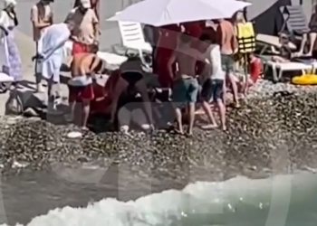 В Сочи на пляже пытались вернуть к жизни потерявшую сознание женщину