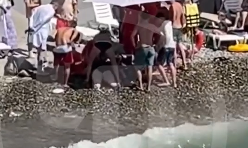 В Сочи на пляже пытались вернуть к жизни потерявшую сознание женщину