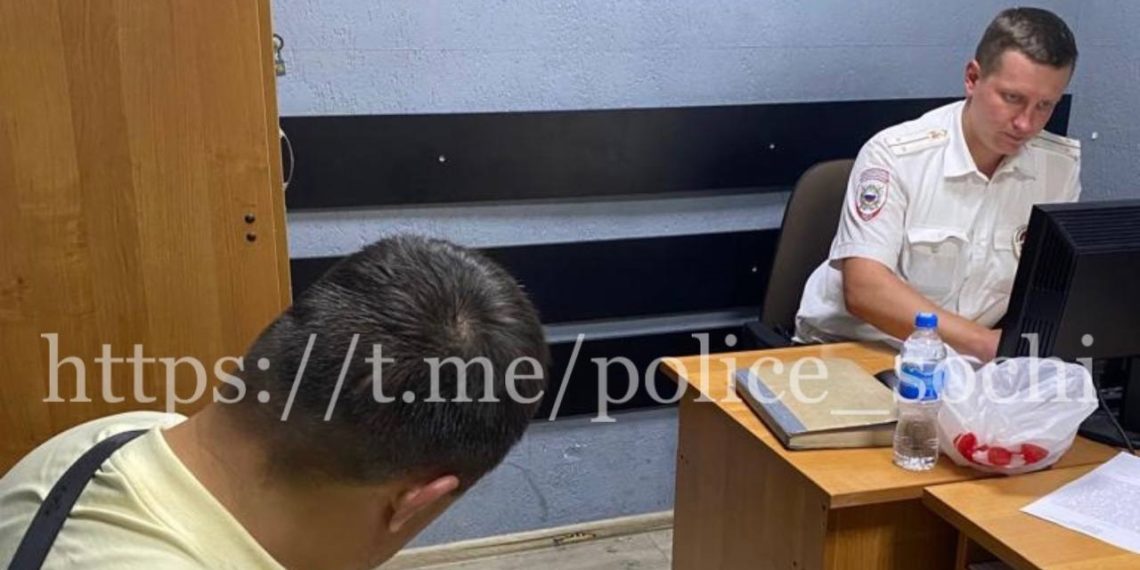 В Сочи окровавленный мужчина с ножом сидел на ограждении окна