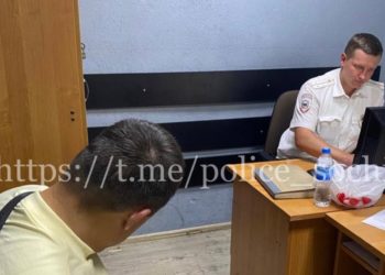 В Сочи окровавленный мужчина с ножом сидел на ограждении окна