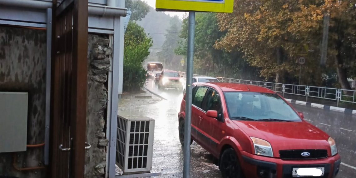 ЦГМС на 2 дня выпустил штормовое предупреждение из-за сильных ливней в Сочи