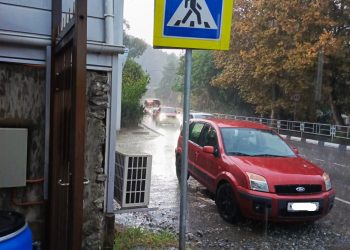 ЦГМС на 2 дня выпустил штормовое предупреждение из-за сильных ливней в Сочи