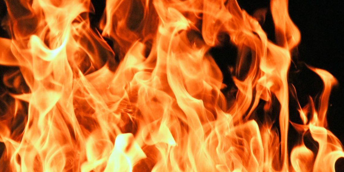 Из горящего дома в Сочи эвакуировали 50 человек