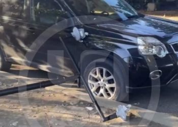 В Сочи фонарный столб упал на машину