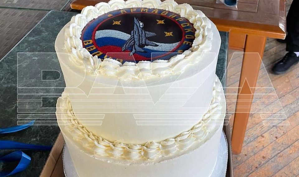 Baza: в Армавире летчиков-выпускников пытались отравить тортом и спиртным