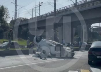 В ДТП с опрокинувшимся авто в Сириусе пострадал водитель