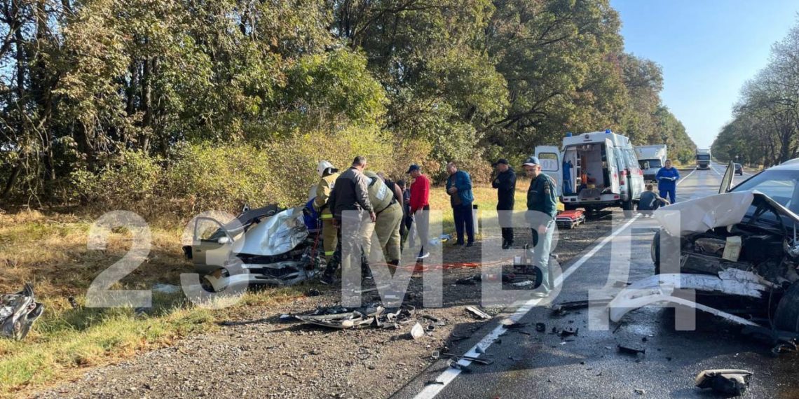В ДТП с двумя легковушками в Мостовском районе Кубани пострадали 6 человек