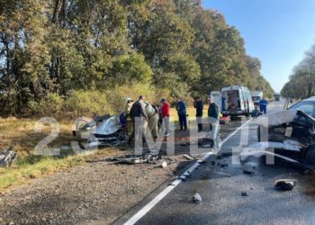 В ДТП с двумя легковушками в Мостовском районе Кубани пострадали 6 человек