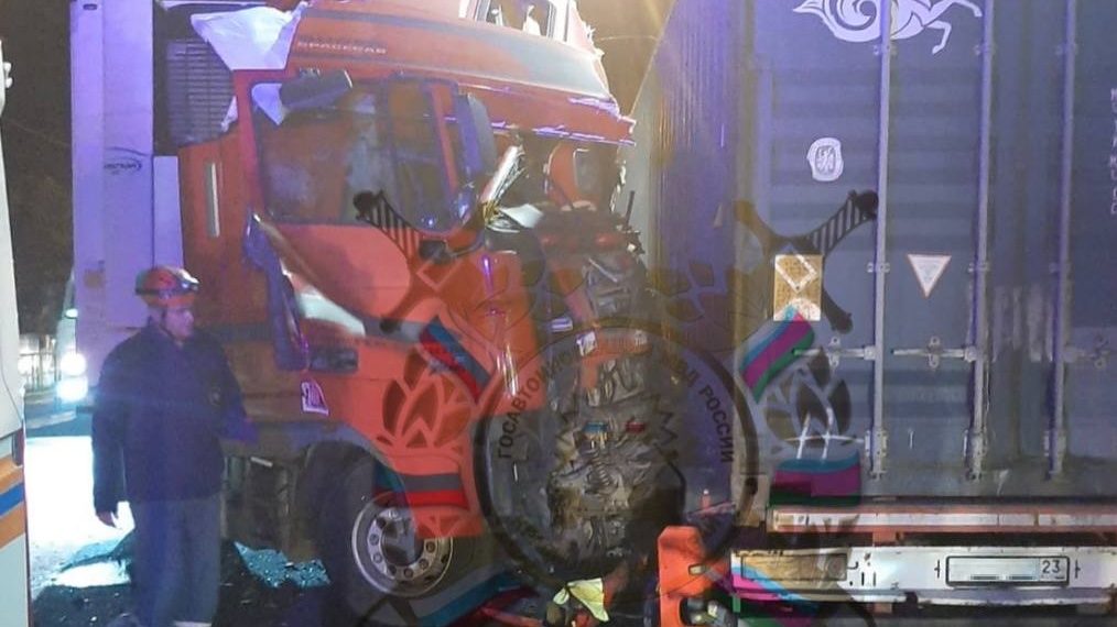 В ДТП с двумя грузовиками на Кубани погиб водитель