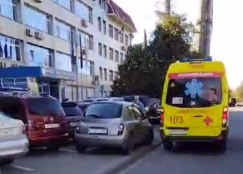 В Сочи водитель такси умер возле своей машины