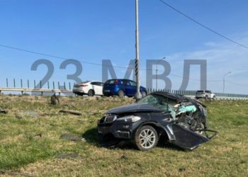 После взрыва колеса BMW и столкновения со столбом на Кубани погиб водитель