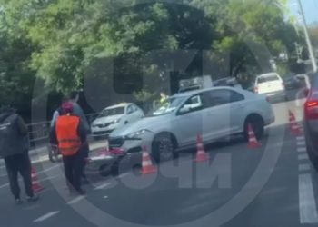 В Сочи легковушка сбила мотоциклиста