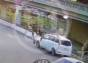 В Сочи подросток на самокате разбил головой стекло авто и скрылся