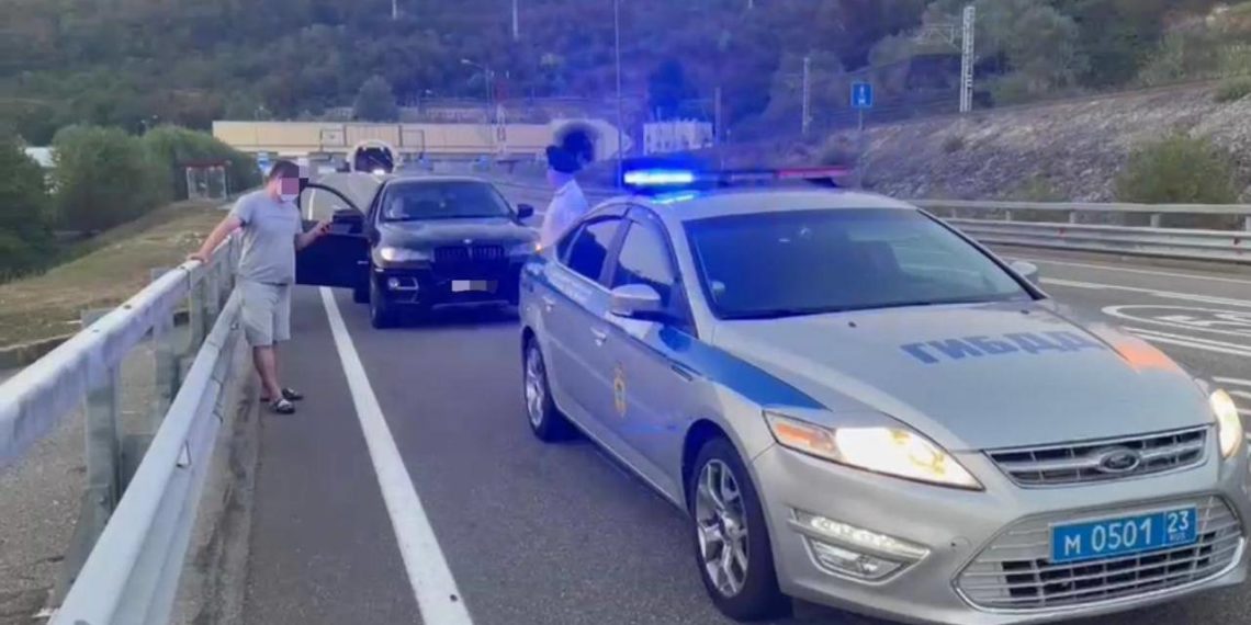 Пьяный сочинец посадил за рулем BMW своего 11-летнего сына