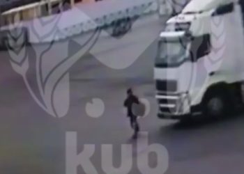 На Кубани водитель фуры не заметил уборщицу и переехал ее