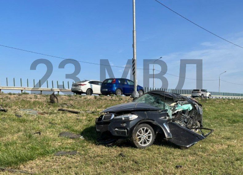 После взрыва колеса BMW и столкновения со столбом на Кубани погиб водитель
