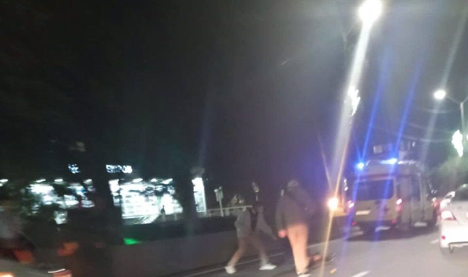 В Сочи легковушка сбила человека на мопеде