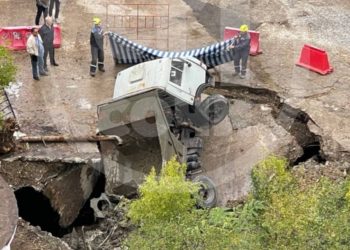 В Сочи грузовик провалился под асфальт