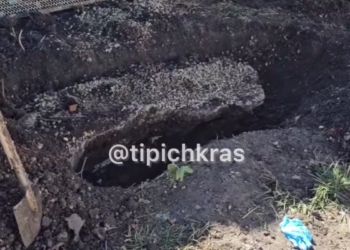 На Кубани женщина закопала тело умершего мужа во дворе на глазах у детей