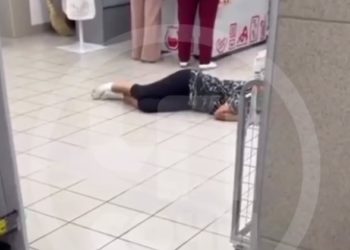 В Сочи женщина лежала на полу возле кассы магазина