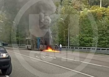 В Сочи автобус с людьми загорелся на ходу