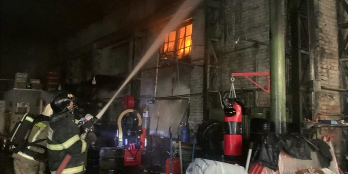 В Краснодаре произошел крупный пожар на двухэтажном складе
