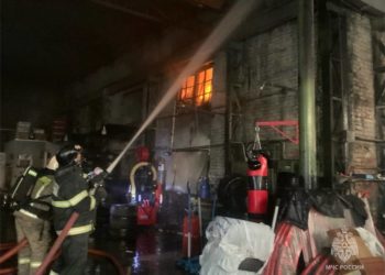 В Краснодаре произошел крупный пожар на двухэтажном складе