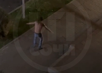 В Сочи за полуголым мужчиной-птицей приезжала полиция