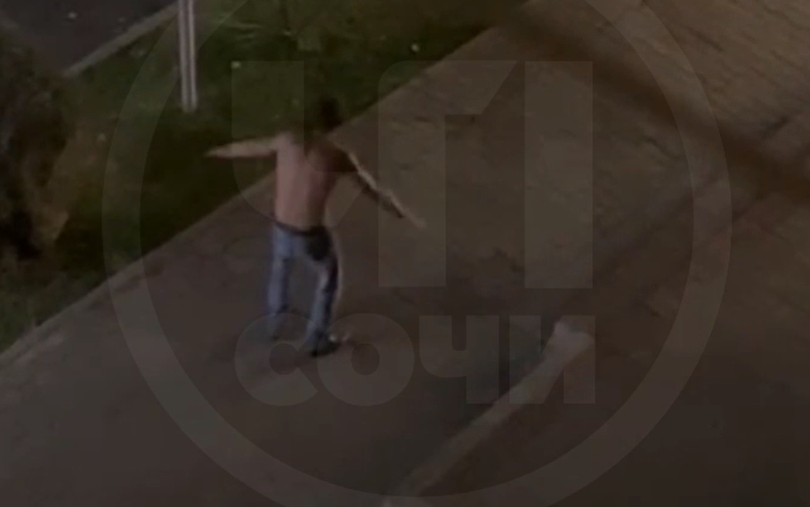 В Сочи за полуголым мужчиной-птицей приезжала полиция
