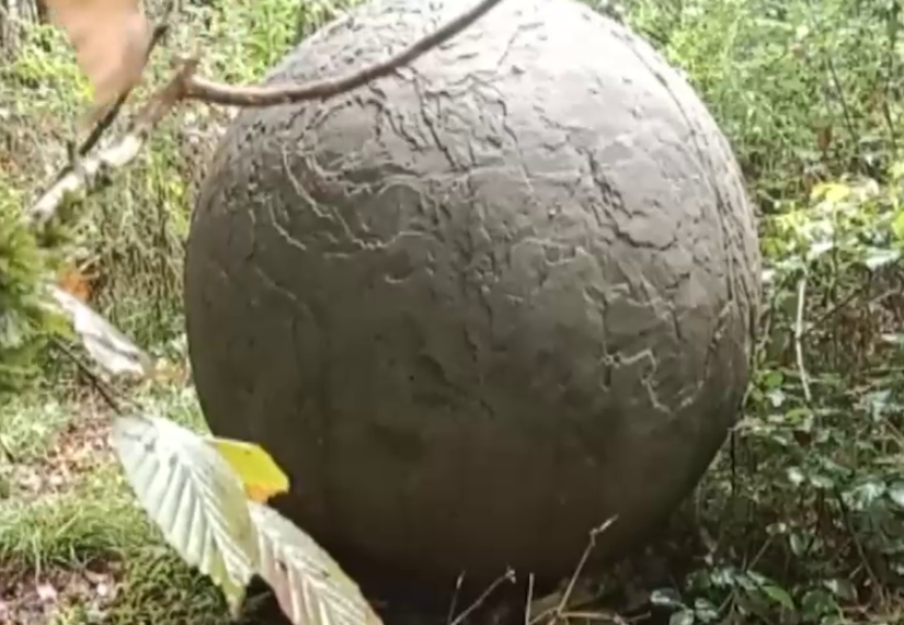 Разрушенные в Сочи гигантские шары повисли в небе над Краснодаром