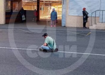 В Сочи мужчина сидел на дороге и общался с невидимым человеком