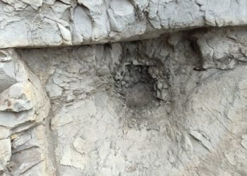 На Кубани в скале Киселева люди обнаружили загадочное отверстие