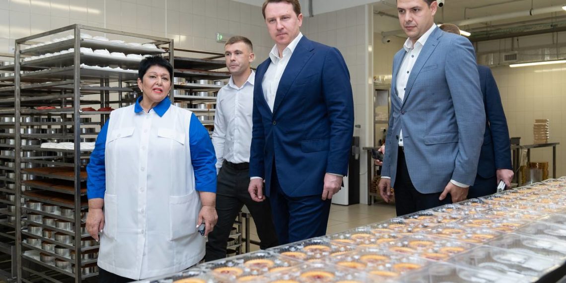 Копайгородский с рабочим визитом посетил новый кондитерский цех