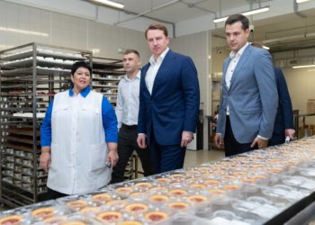 Копайгородский с рабочим визитом посетил новый кондитерский цех