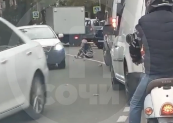 В Сочи женщина на дороге заставила водителей переживать