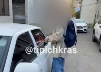 В Краснодаре школьник пытался содрать с автомобиля наклейку в форме буквы Z